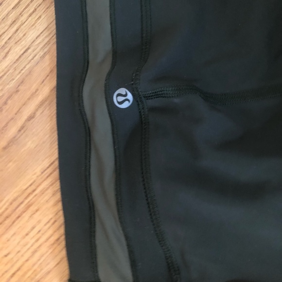 Size 4 lululemon cropped leggings! - Picture 7 of 8